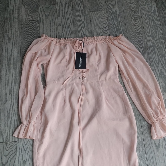 Beautiful dress by Pretty little things 😍 - Picture 2 of 12